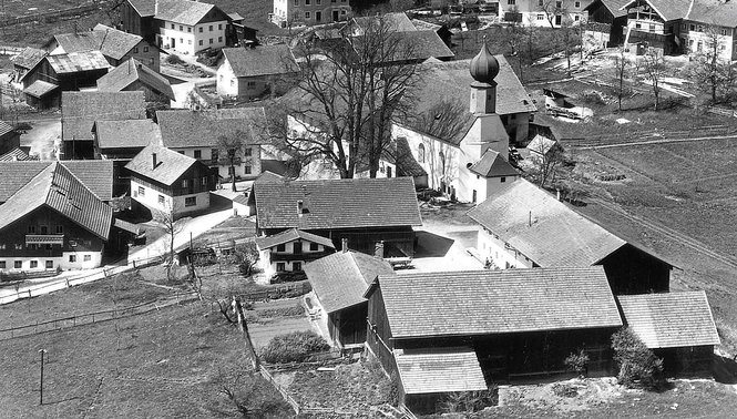 Die Westansicht des Dorfes Altnußberg, circa 1970. Diese und zahlreiche weitere Abbildungen finden sich in der Chronik von Altnußberg von Siegfried Federl, die es nun auch zu kaufen gibt. 