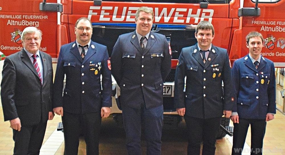  Die Geiersthaler Feuerwehrkommandanten (v.r.) Norbert Ernst (2.) und Stefan Zitzelsberger (1.) von der FFW Linden sowie Martin Fleischmann (1.) und Hans Hauptmann (2.) von der FFW Altnußberg mit 1. Bürgermeister Anton Seidl. −Fotos: M. Wittenzellner