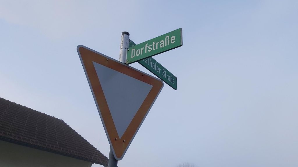 Straßennamenschild "Dorfstraße"